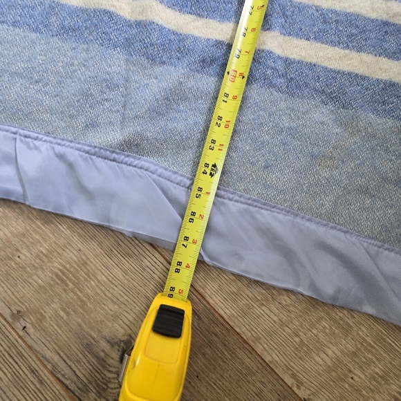 Laurentian By Ayers Pure Wool Blue and Cream Striped Blanket, Pre Loved. - Picture 4 of 8